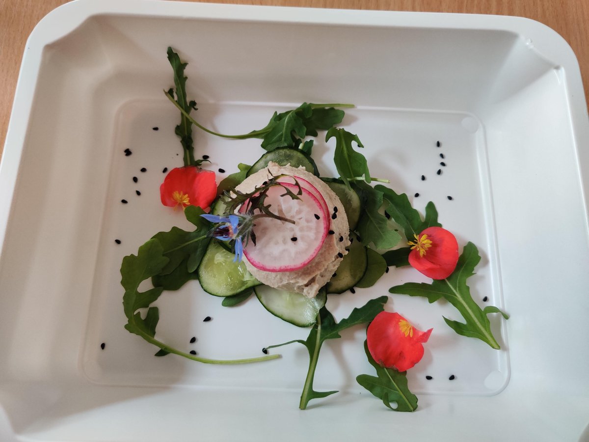 A plated diet-catering meal